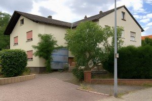 Hauptbild Zweifamilienhaus mit großem Grundstück und viel Potenzial in Hasselroth-Neuenhaßlau